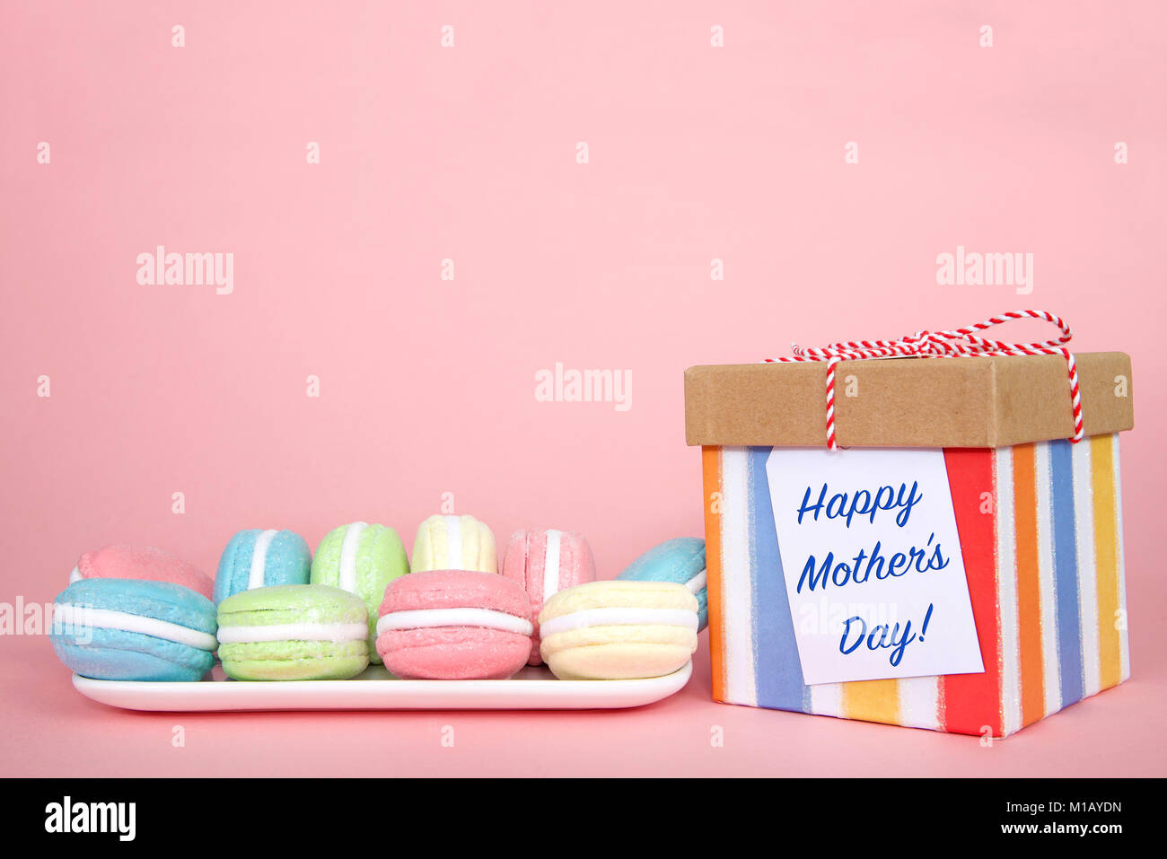 Weisse Rechteckige Platte Mit Pastellfarbenen Macaron Cookies Auf Einem Rosa Hintergrund Bunt Gestreiften Vorhanden Mit Der Glucklichen Mutter Tag Hinweis Attache Stockfotografie Alamy