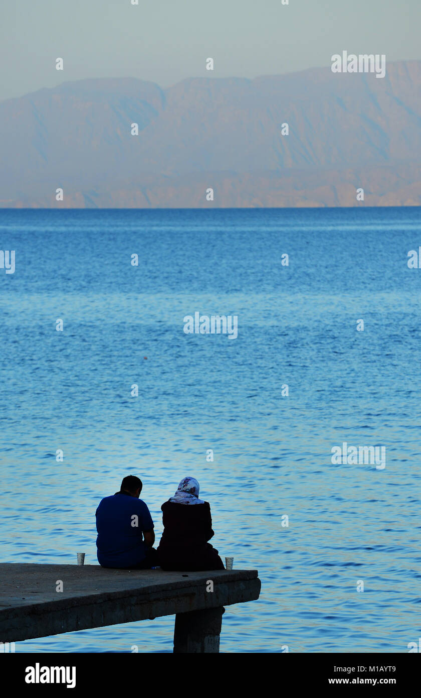 Jordanier genießen Sie die Aussicht auf das Rote Meer und das bergige Wüste Regionen Sinai und Eilat. Stockfoto