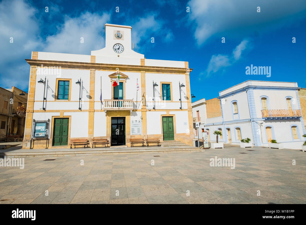 Gemeinde Gebäude in der Innenstadt von Calasetta auf der Insel Sant'Antioco, Sardinien Stockfoto