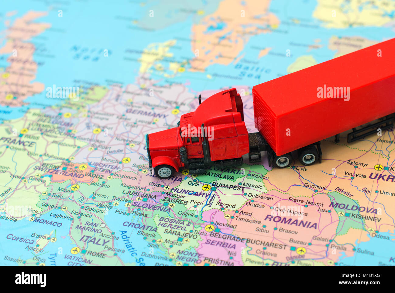 Red big cargo Truck auf der Karte von Europa. Stockfoto