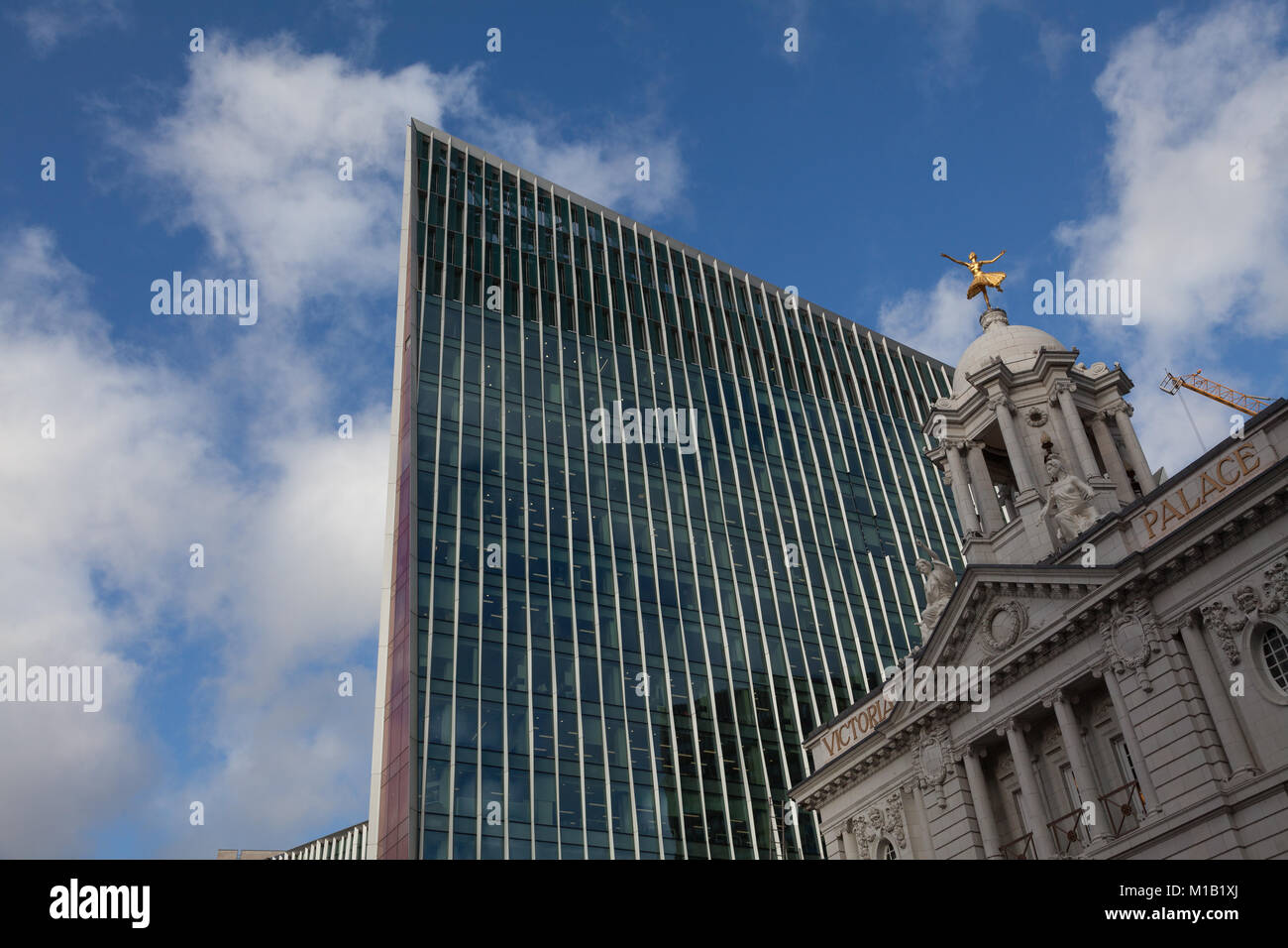 Ein großes, modernes Bürogebäude überragt das historische Victoria Palace Theatre in Victoria, London, Großbritannien Stockfoto