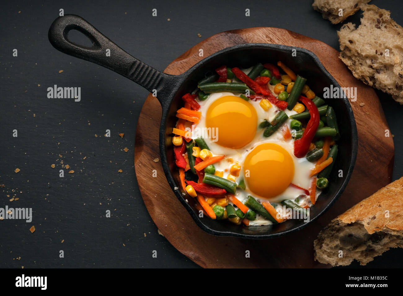 Spiegelei in einer Gusseisen Stockfoto