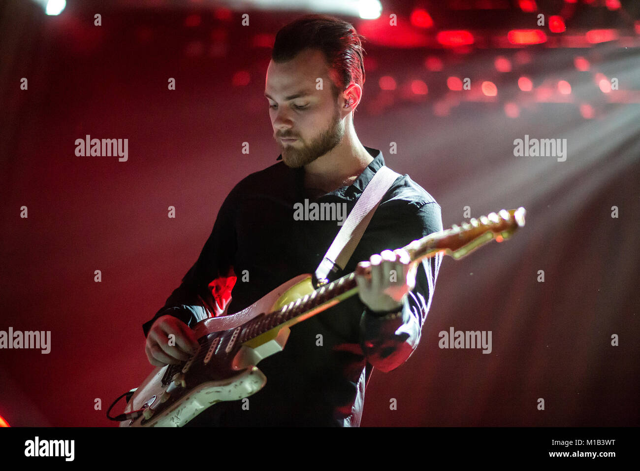 Isländischer Musiker, Sänger und Songwriter Ásgeir Trausti führt ein Live Konzert an der USF Verftet in Bergen. Norwegen, 04.12.2014. Stockfoto