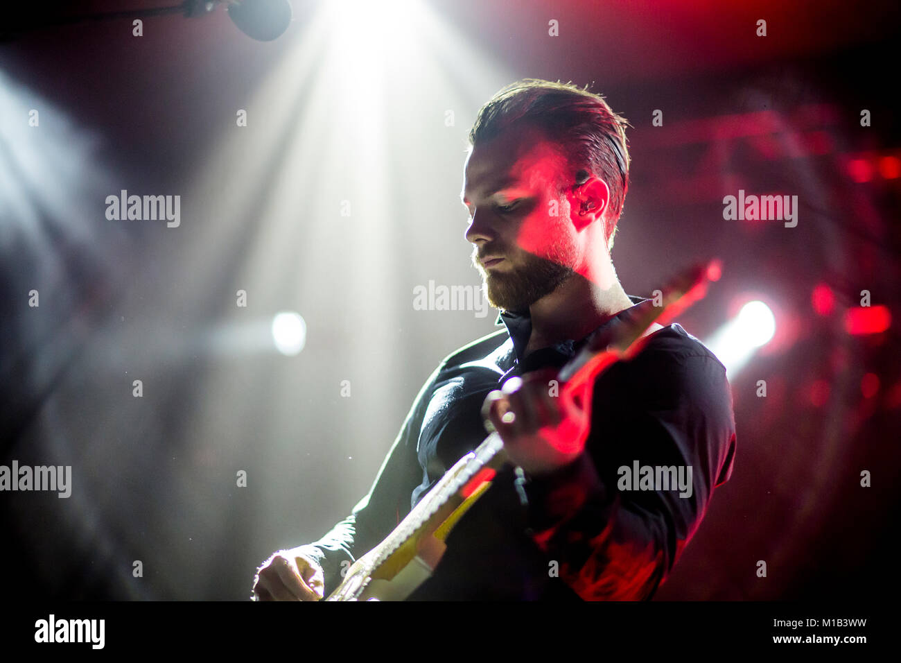Isländischer Musiker, Sänger und Songwriter Ásgeir Trausti führt ein Live Konzert an der USF Verftet in Bergen. Norwegen, 04.12.2014. Stockfoto