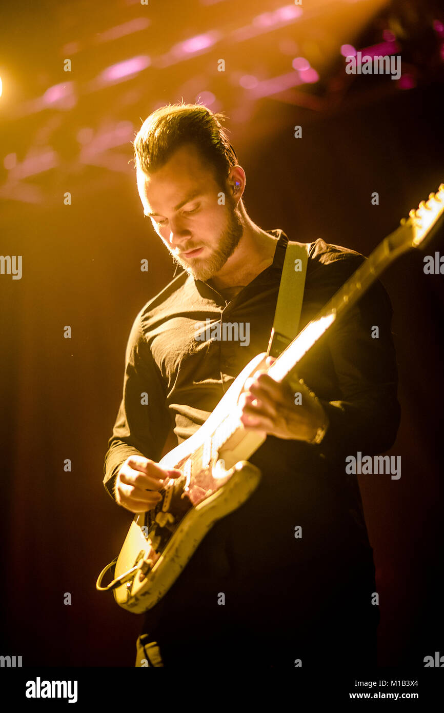 Isländischer Musiker, Sänger und Songwriter Ásgeir Trausti führt ein Live Konzert an der USF Verftet in Bergen. Norwegen, 04.12.2014. Stockfoto