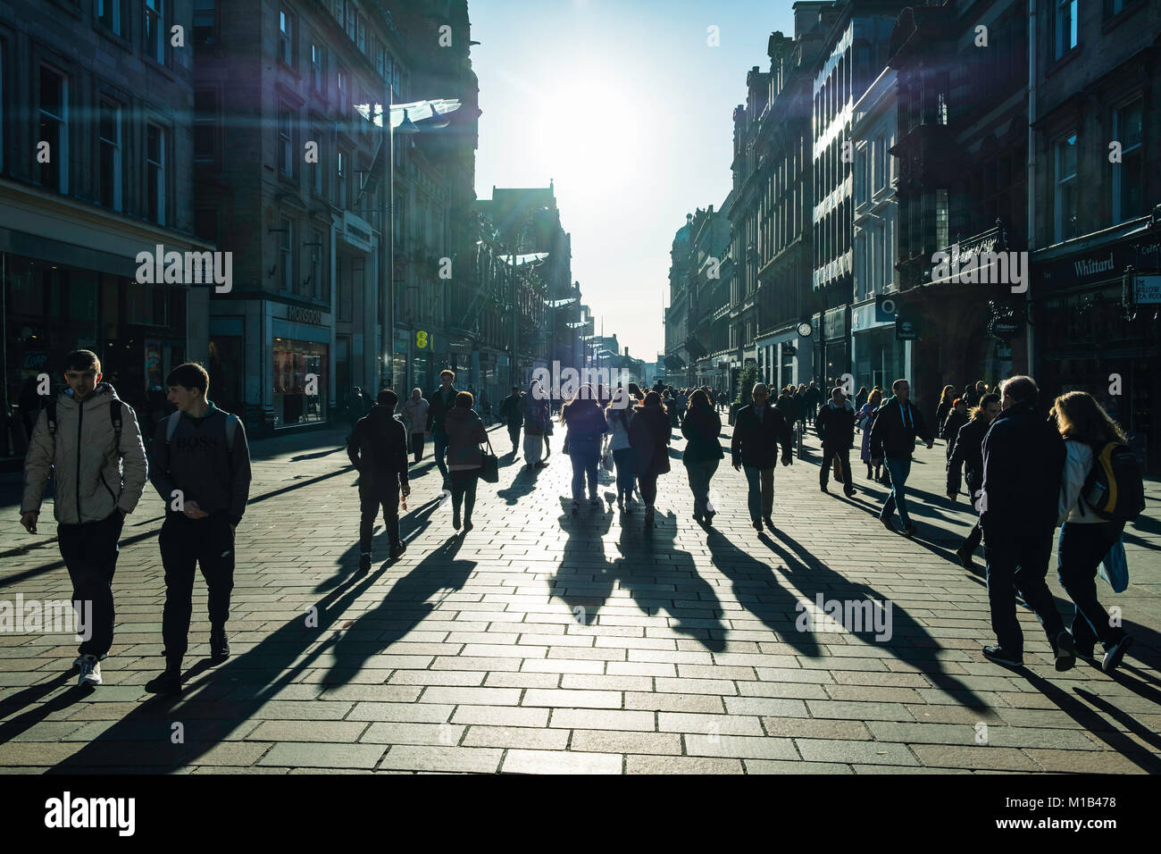 Ansicht des geschäftigen Buchanan Street an einem sonnigen Wintertag in Glasgow, Schottland, Vereinigtes Königreich Stockfoto