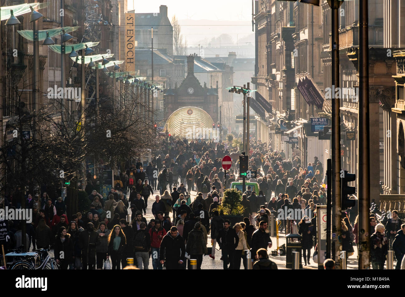 Ansicht des geschäftigen Buchanan Street an einem sonnigen Wintertag in Glasgow, Schottland, Vereinigtes Königreich Stockfoto
