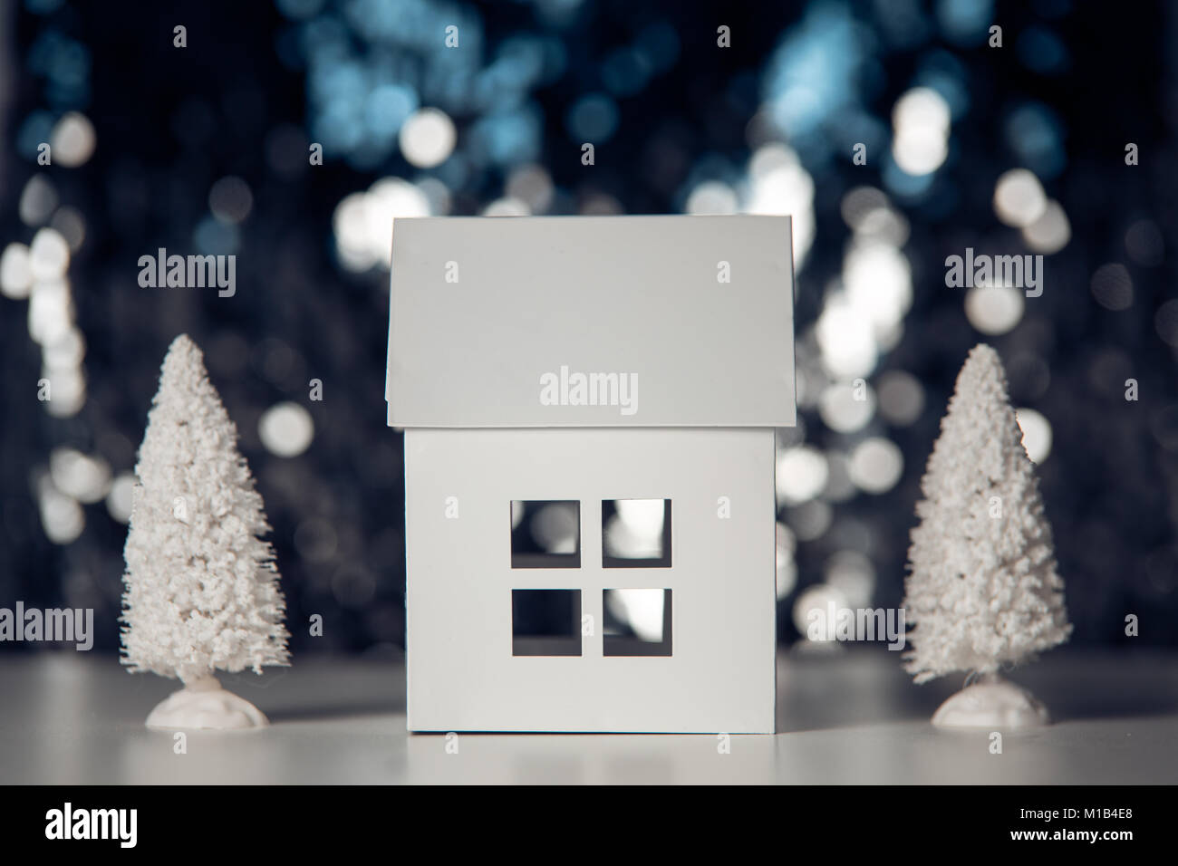 Weiß Spielzeug Haus auf dunklen Sternenhimmel als Hintergrund Stockfoto