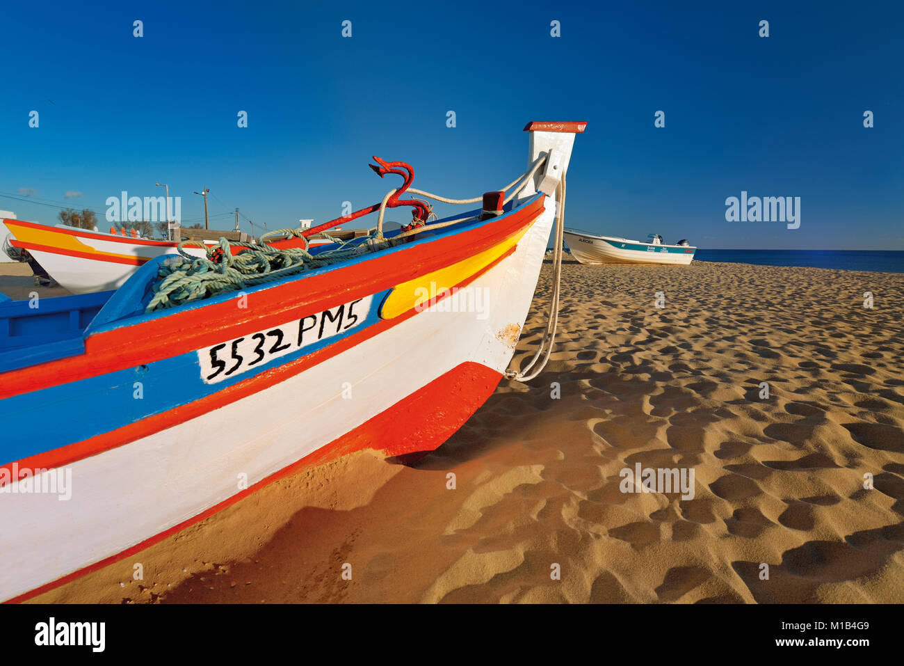 Bunte Fischerboote im Sand am Strand liegen Stockfoto