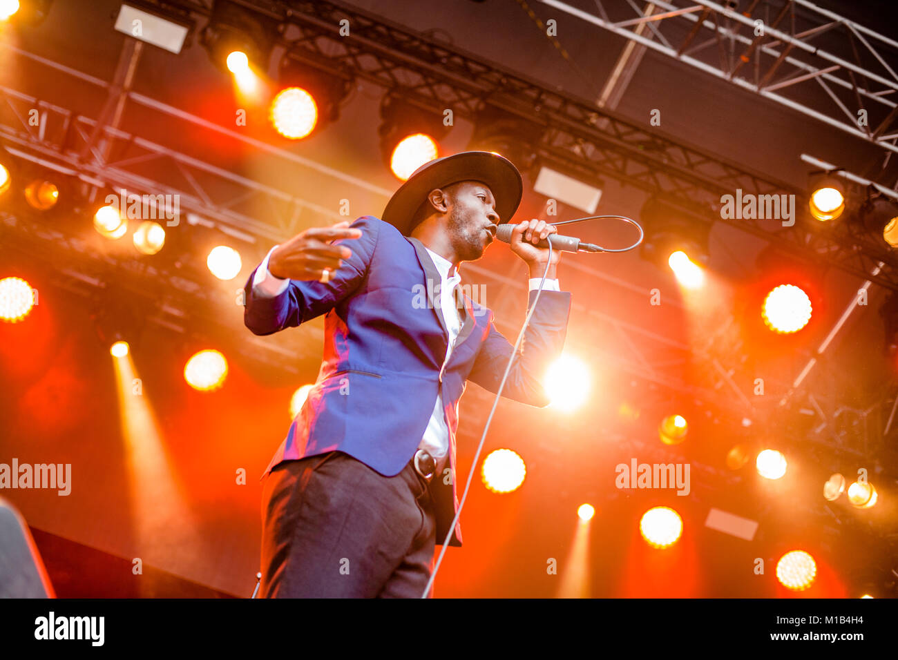 Norwegen, Bergen - Juni 17., 2017. Die belgische Rapper und Lyriker Baloji führt ein Live Konzert während der norwegischen Musik Festival Bergenfest 2017 in Bergen. Stockfoto