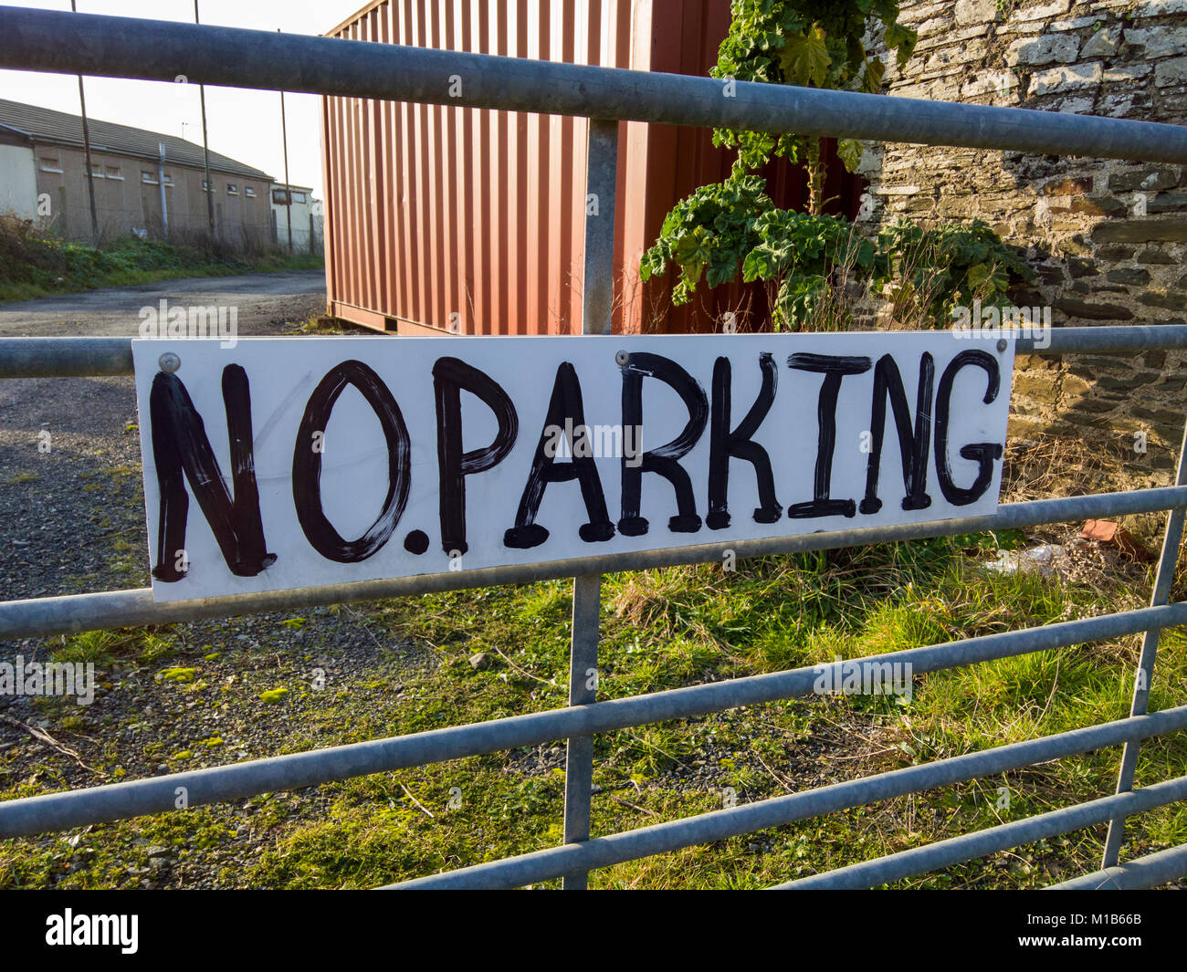 Ein handgemaltes kein Parkplatz Schild auf ein Tor in North Devon, England. Stockfoto