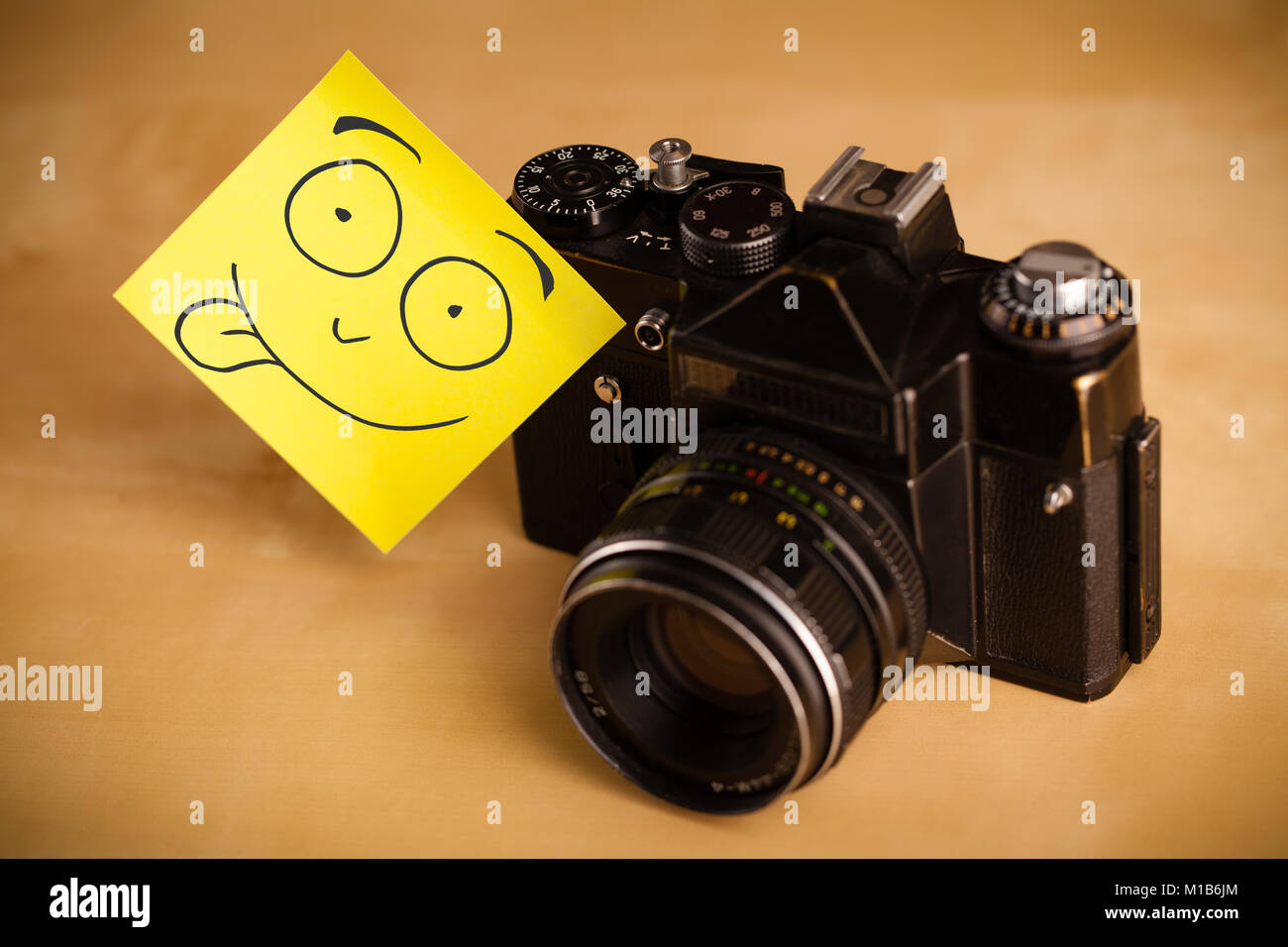 Gezeichnet Smiley Auf Einem Post It Note Aufgeklebt Auf Einem Alten Foto Kamera Stockfotografie Alamy