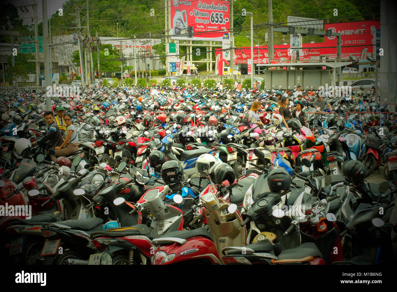 Motorräder parken in der Nähe von einem Einkaufszentrum in Phuket, Thailand. Stockfoto