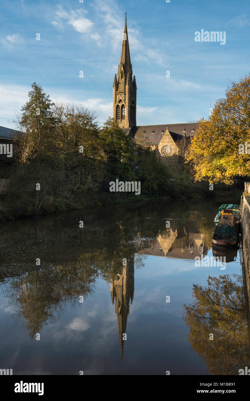 Der hl. Johannes des Evangelisten Katholische Kirche mit Reflexionen in den Fluss Avon, Badewanne, Somerset, Großbritannien Stockfoto