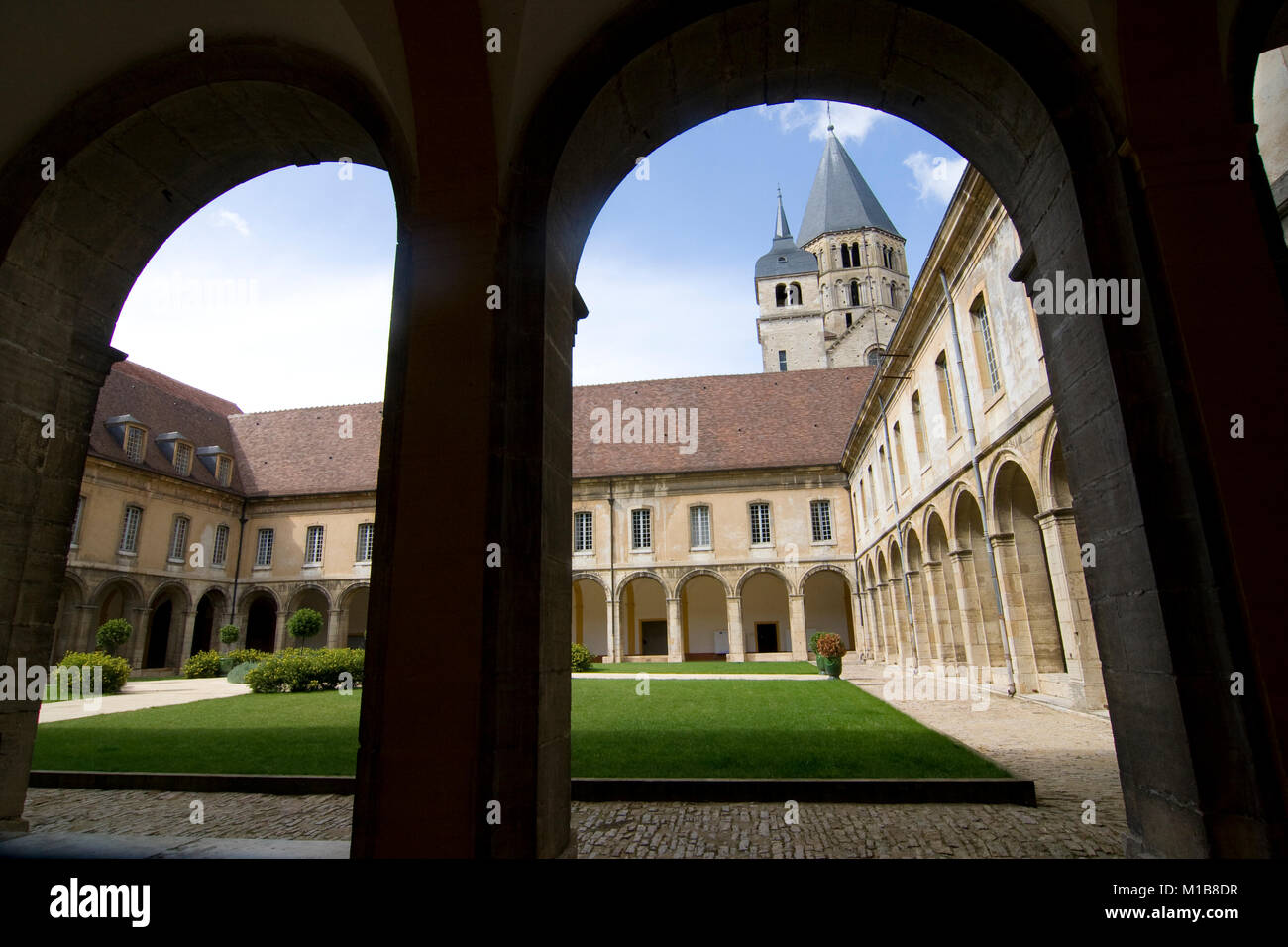 Innenhof der mittelalterlichen Abtei von Cluny in der Region Burgund in Frankreich. Eine sehr wichtige Abtei, die in den mittelalterlichen Zeiten Stockfoto