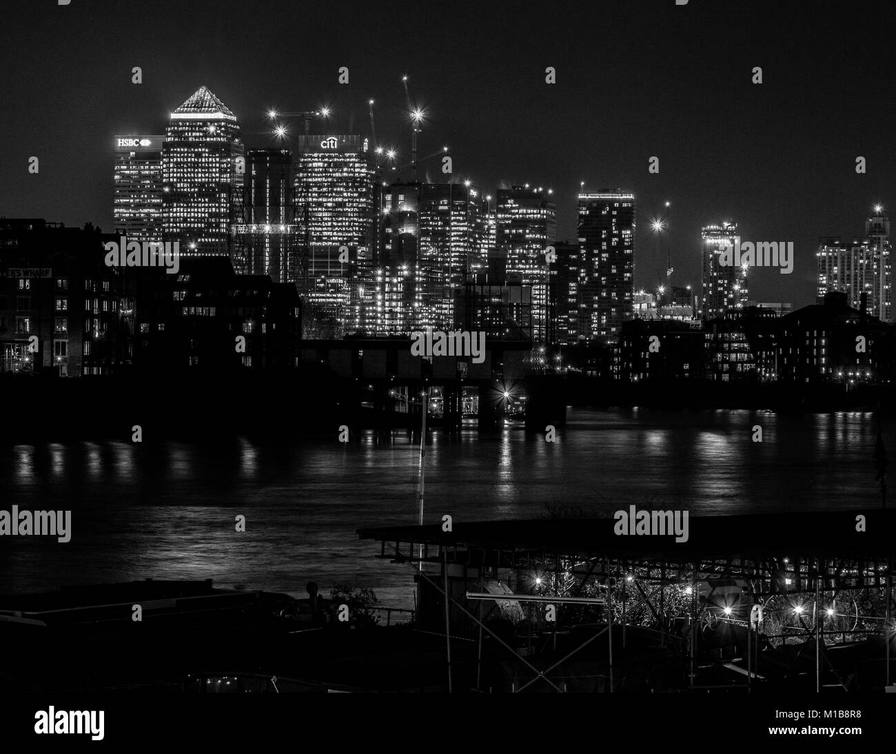 Canary Wharf in der Nacht von Shad Thames am Südufer der Themse, London, UK Stockfoto