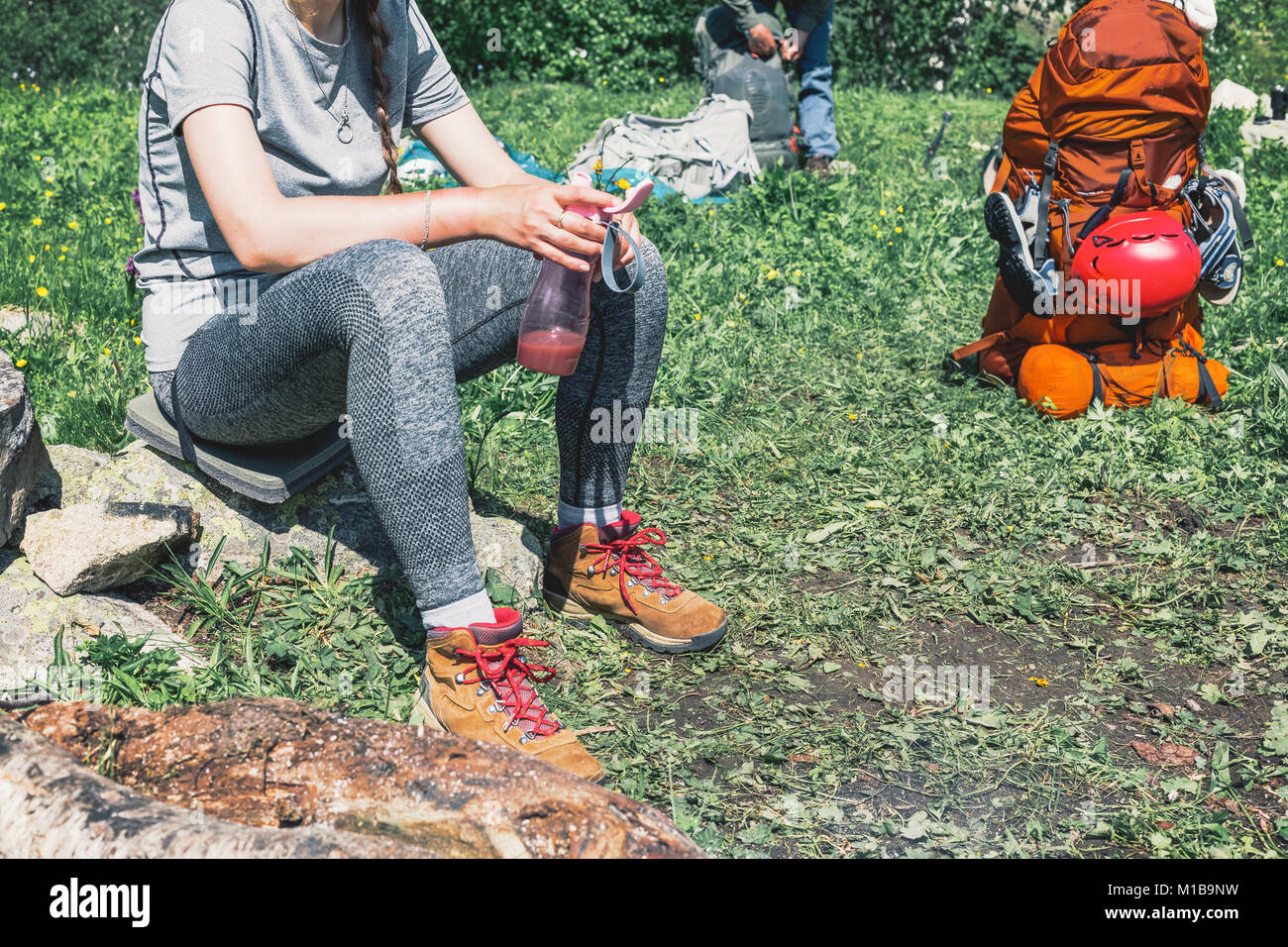 Mädchen in Wanderschuhen, Spaß haben und genießen Sie die Ruhe in den Lagern. Das Konzept der Rest für einen Urlaub in Wanderungen, Reisen lifestyle Abenteuer Sommer Stockfoto