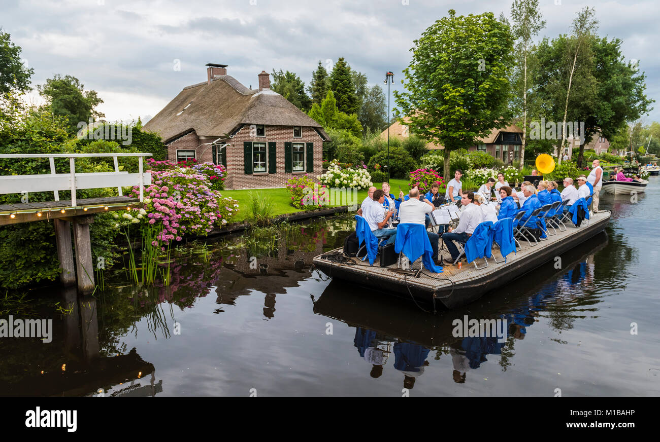 Jonen, in den Niederlanden - 30. Juli 2016: "Gondelvaart' mit Boote mit Musik, Bands und eine Parade in der kleinen, malerischen Stadt Jonen in der Nähe von Giethoor Stockfoto