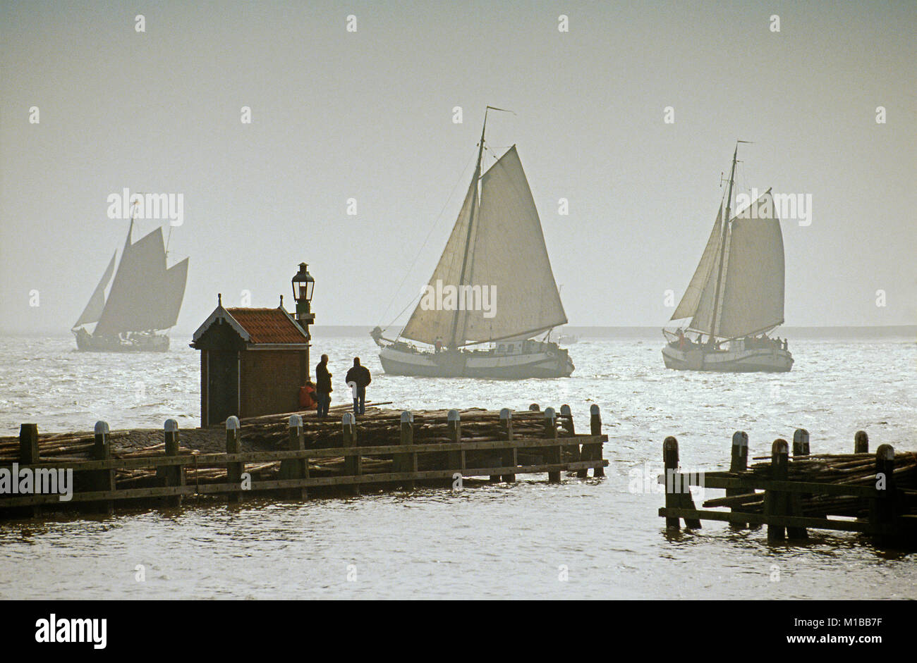 Die Niederlande. Volendam. Hafen. Traditionelle Segelboote. Stockfoto