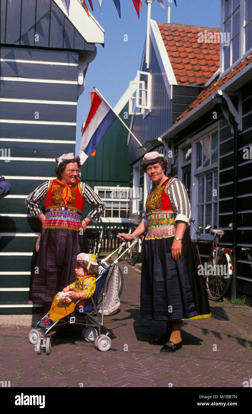 Die Niederlande. Marken. Jährliches Festival am 27. April Kingsday genannt. Die Leute von Marken in der traditionellen Tracht. Stockfoto