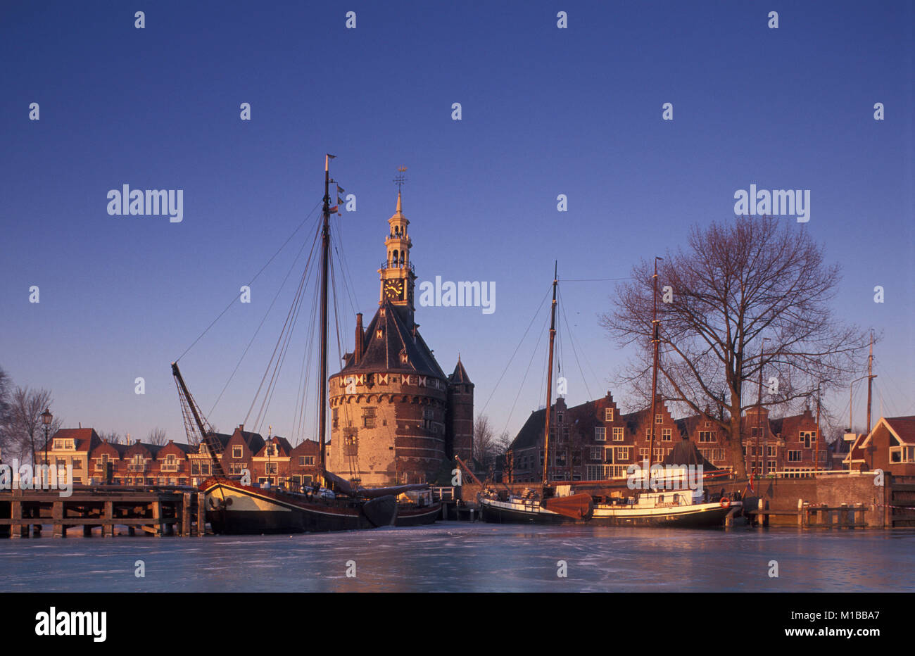 Die Niederlande. Hoorn. Alten Hafen aus dem 16. Jahrhundert. Turm namens Hoofdtoren. Winter. Eis. Stockfoto