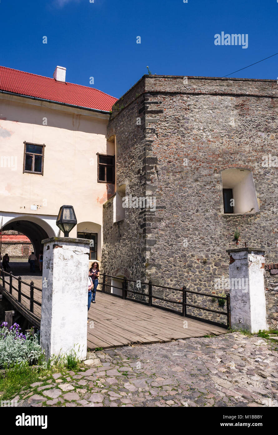 Tschechien, Ukraine - 25. MAI 2008: Eingang mit Brücke der Palanok Schloss. Alten Festung dient heute als Museum und ist beliebte touristische landm Stockfoto