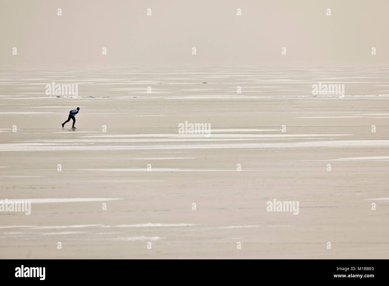 Die Niederlande, Enkhuizen, Ice Skater auf gefrorenem See namens IJsselmeer. Winter. Stockfoto