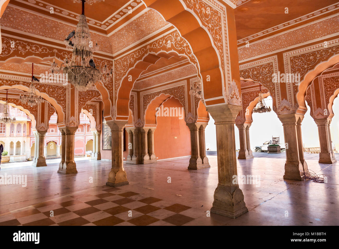 Chandra Mahal im City Palace Jaipur Rajasthan Flur mit filigranen Kunstwerke an den Wänden und Säulen. Stockfoto