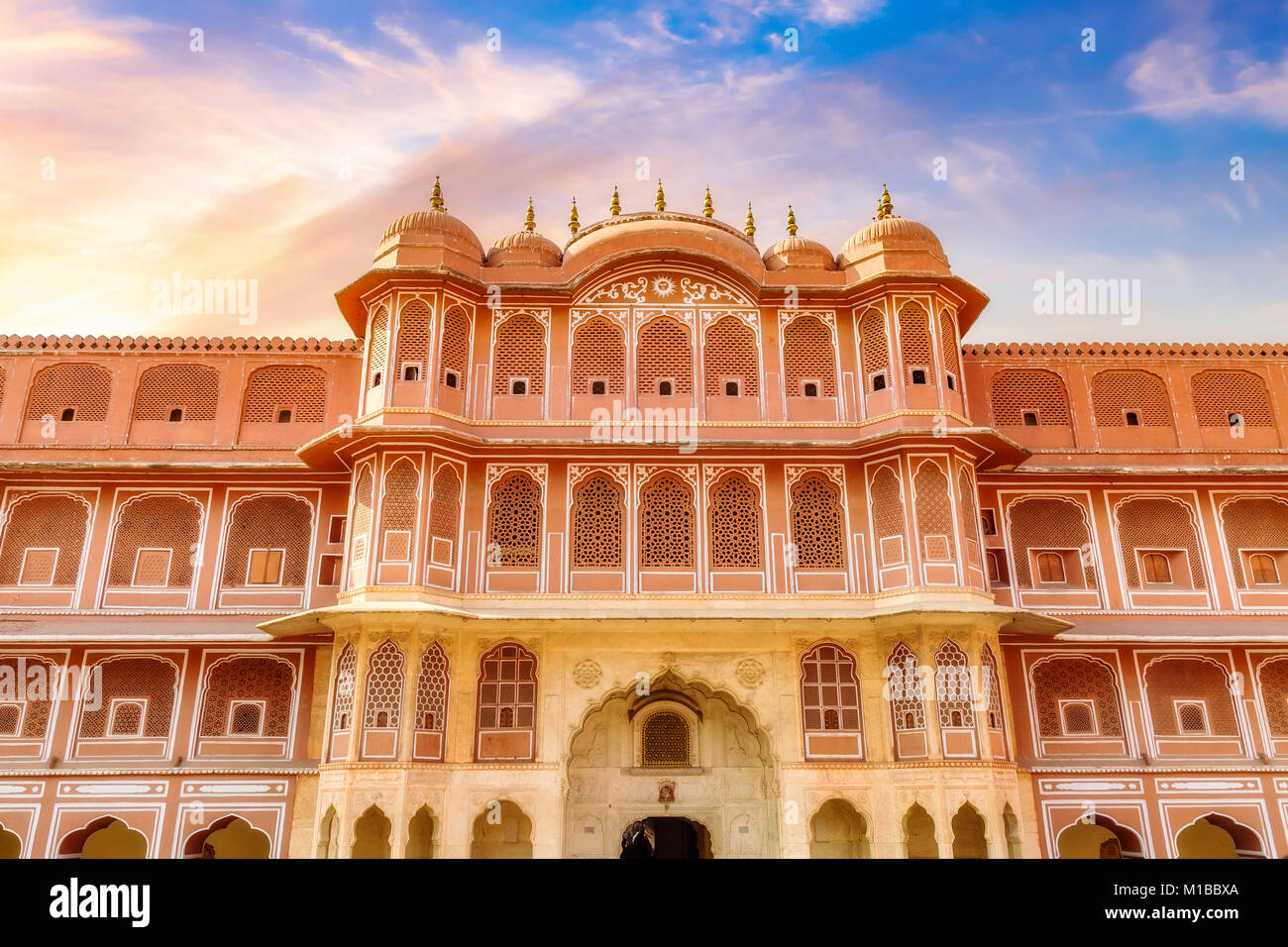 City Palace Jaipur Rajasthan - einem historischen Royal Palace Complex Eingang zum Chandra Mahal Museum mit stimmungsvollen Sonnenuntergang Himmel. Stockfoto