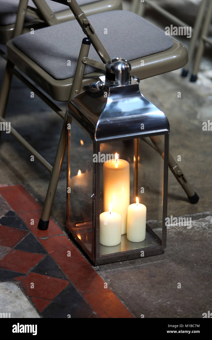 Kerzen dargestellt Brennen in einem Kerzenhalter in der Alten Kirche in Stoke Newington, London, UK. Stockfoto