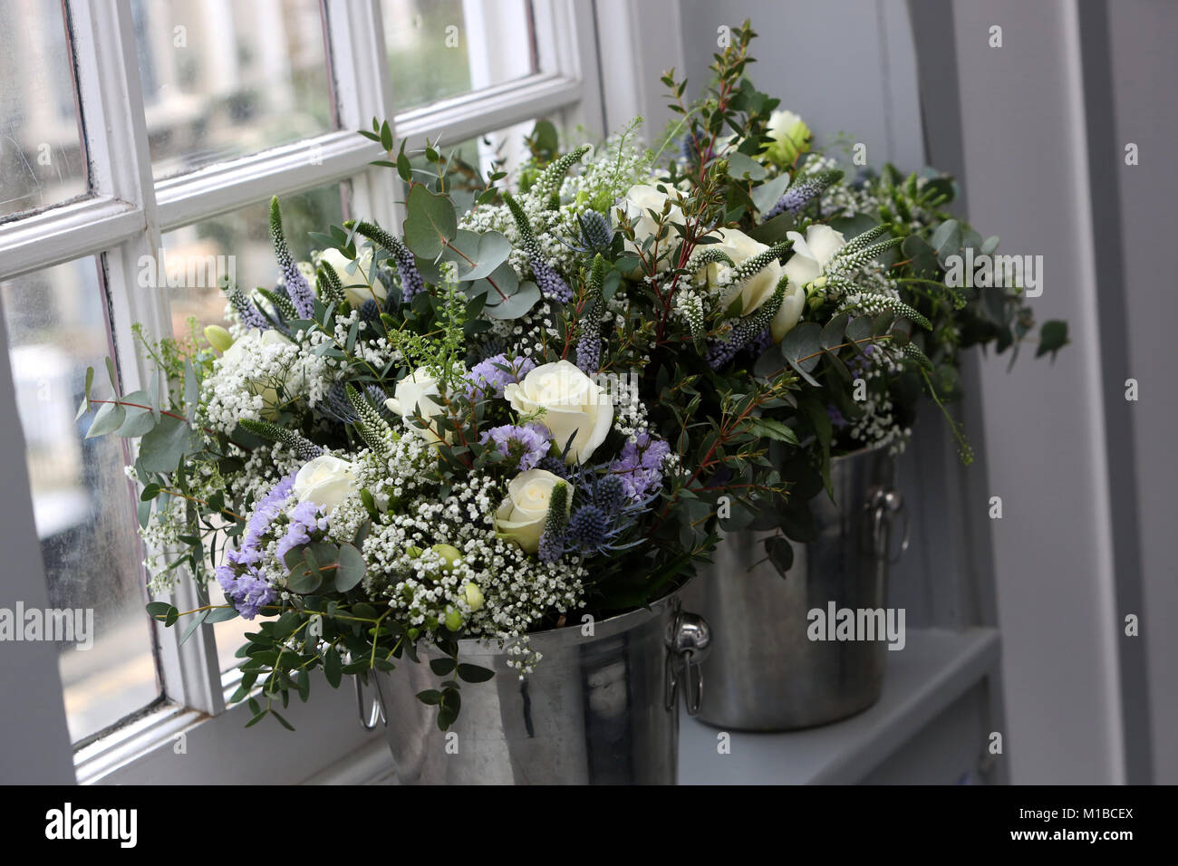 Hochzeit Blumen dargestellt, während eine Seite & Bild Hochzeit von Sam Stephenson in London, UK fotografiert. Stockfoto