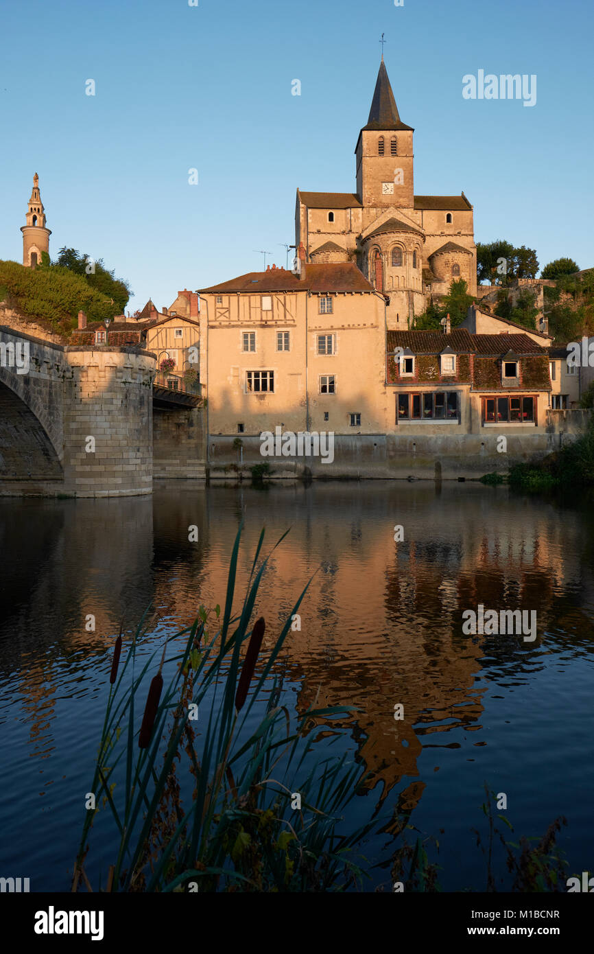 Montmorillon, als "Stadt des Schreibens und buchen Sie Berufe" bekannt, ist eine charmante Stadt angenehm auf beiden Seiten des Flusses Gartempe in Frankreich Stockfoto