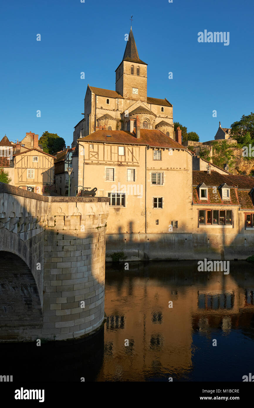 Montmorillon, als "Stadt des Schreibens und buchen Sie Berufe" bekannt, ist eine charmante Stadt angenehm auf beiden Seiten des Flusses Gartempe in Frankreich Stockfoto