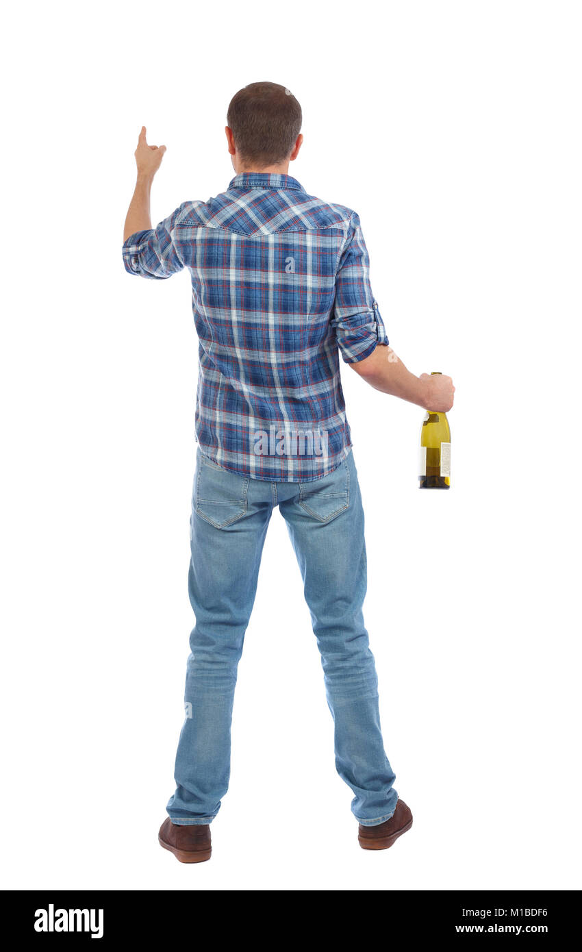 Rückansicht des betrunkenen Mann mit einer Flasche Wein. Trinken jungen Kerl. Ansicht von hinten leute Sammlung. Rückseite Ansehen der Person. Über weiß backgroun Isoliert Stockfoto