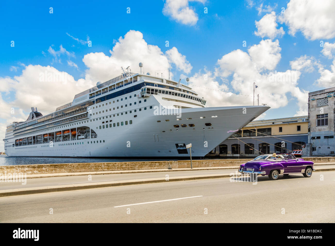 Großes Kreuzfahrtschiff angedockt im Hafen von Havanna und Straße mit Retro altes Auto, Kuba Stockfoto