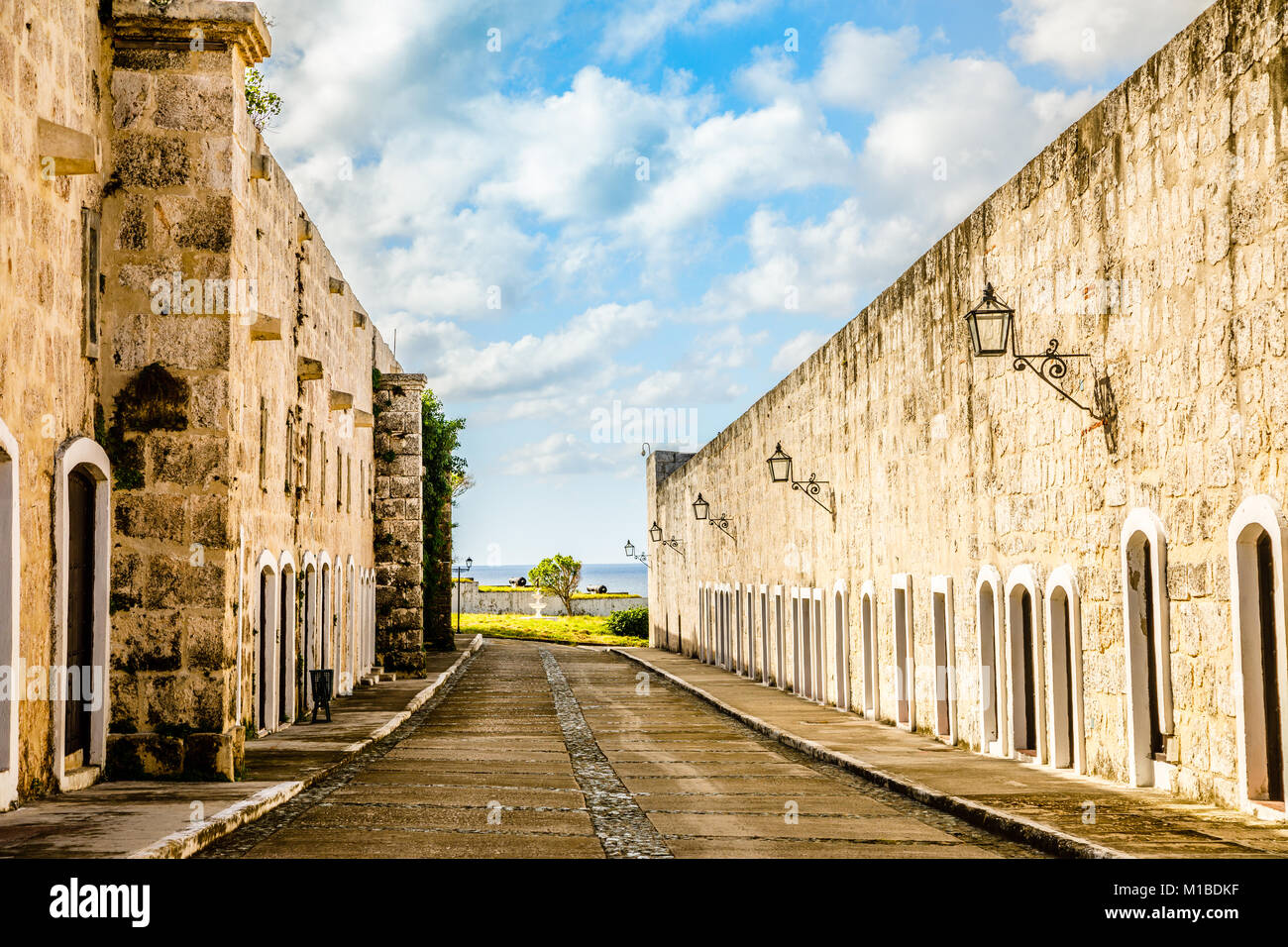 La Cabana Innenhof Festungsmauern mit blauem Himmel und Wolken, Havanna, Kuba Stockfoto