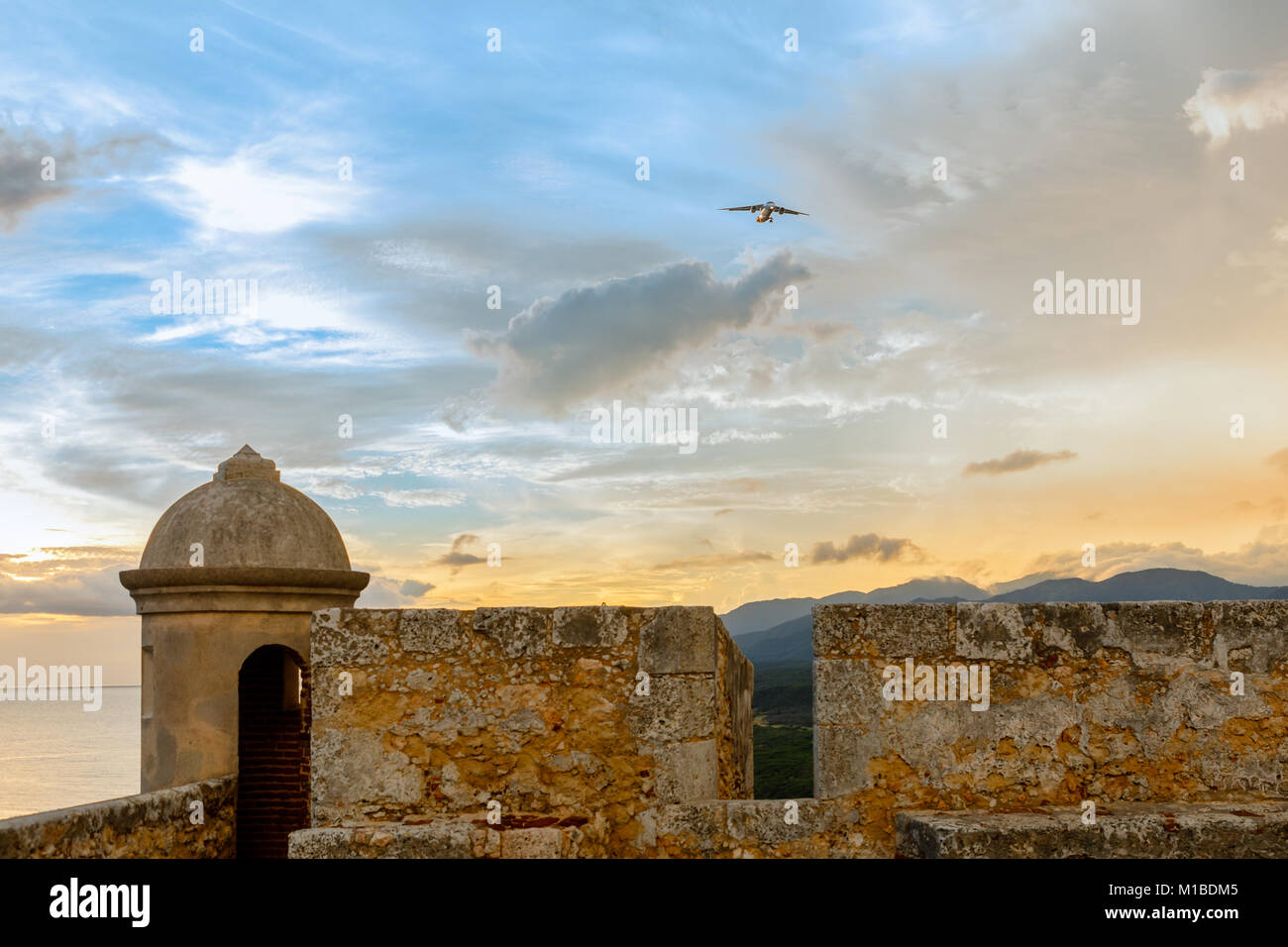 Luftfahrzeuge über San Pedro de La Roca fort Wände und Turm, Sonnenuntergang, Santiago de Cuba, Kuba Stockfoto