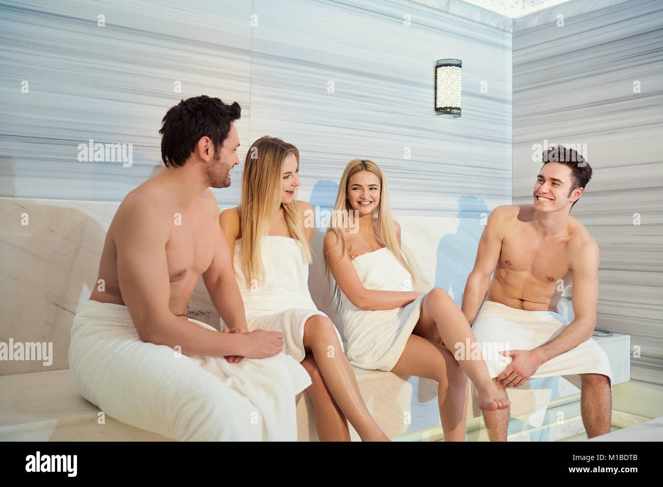 Eine Gruppe von Freunden in die Handtücher in der Sauna. Stockfoto