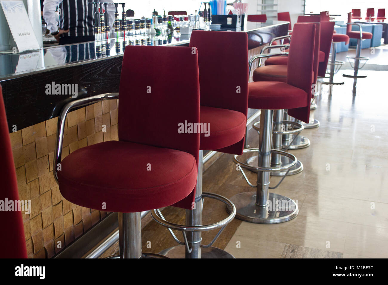 Bar mit einer langen Theke und einer hohen Bar rote Stühle Stockfoto