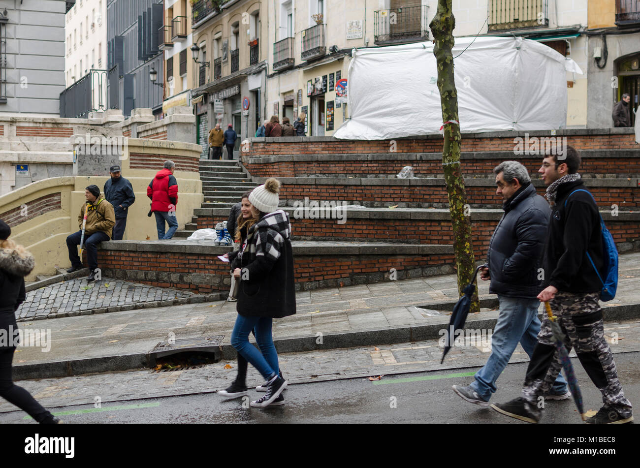 Wanderer in einer Straße der Rastro, Latina Viertel, Madrid, Spanien Stockfoto