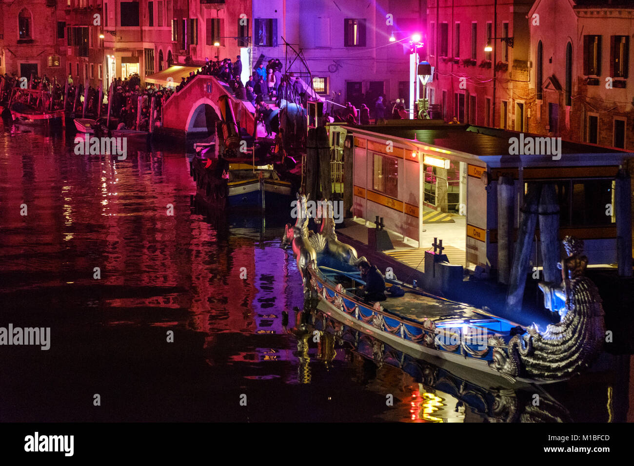 Die Eröffnung des Karneval in Venedig 2018 in Rio Cannaregio. Venedig, Italien. Januar 28, 2018 Stockfoto
