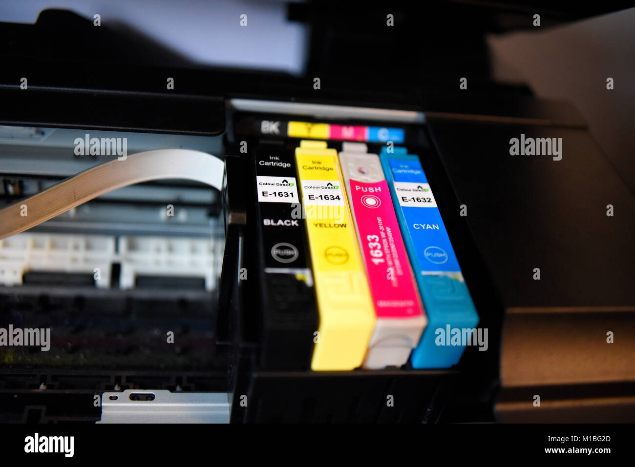 Drucker Tintenpatronen im Drucker. Gemischter Haushalt Ersatzpatronen in  Träger von Epson WF-2630 Stockfotografie - Alamy