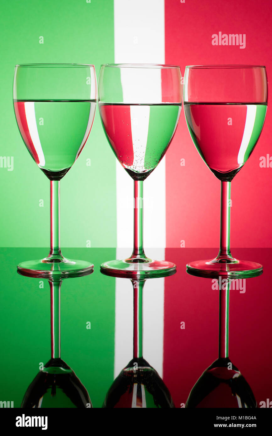 Trio der Weingläser, Backlit, brechenden Grün weißen und roten Hintergrund Stockfoto