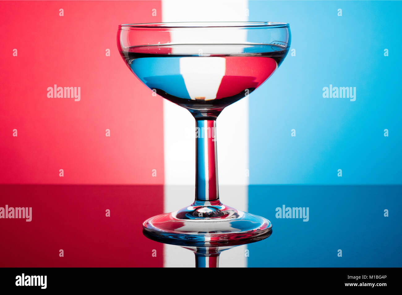Wein Glas brechenden ein rot weiß und blauem Hintergrund Stockfoto