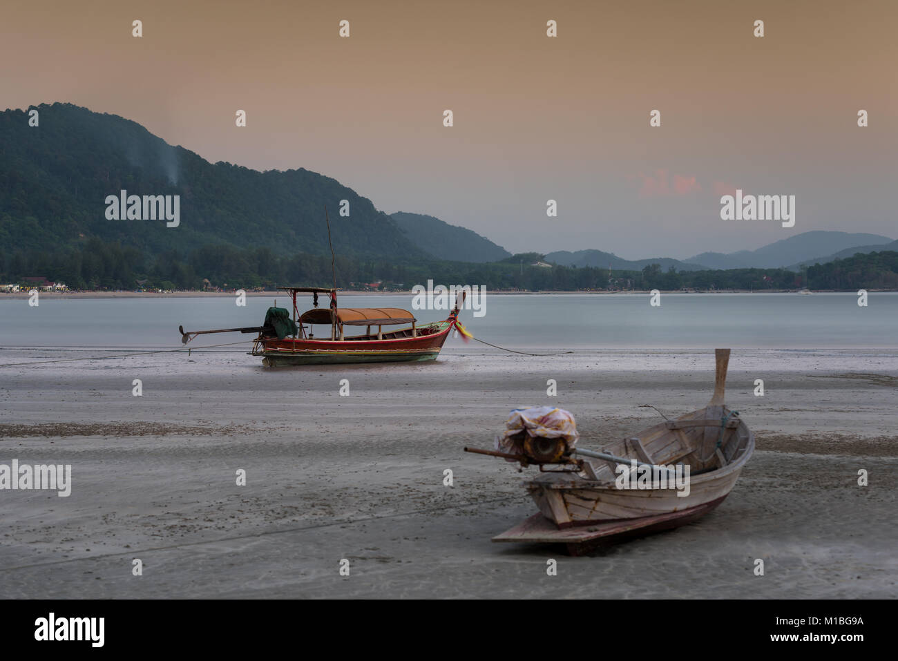 Ko Lanta Strand und Fischerboot, Thailand Stockfoto