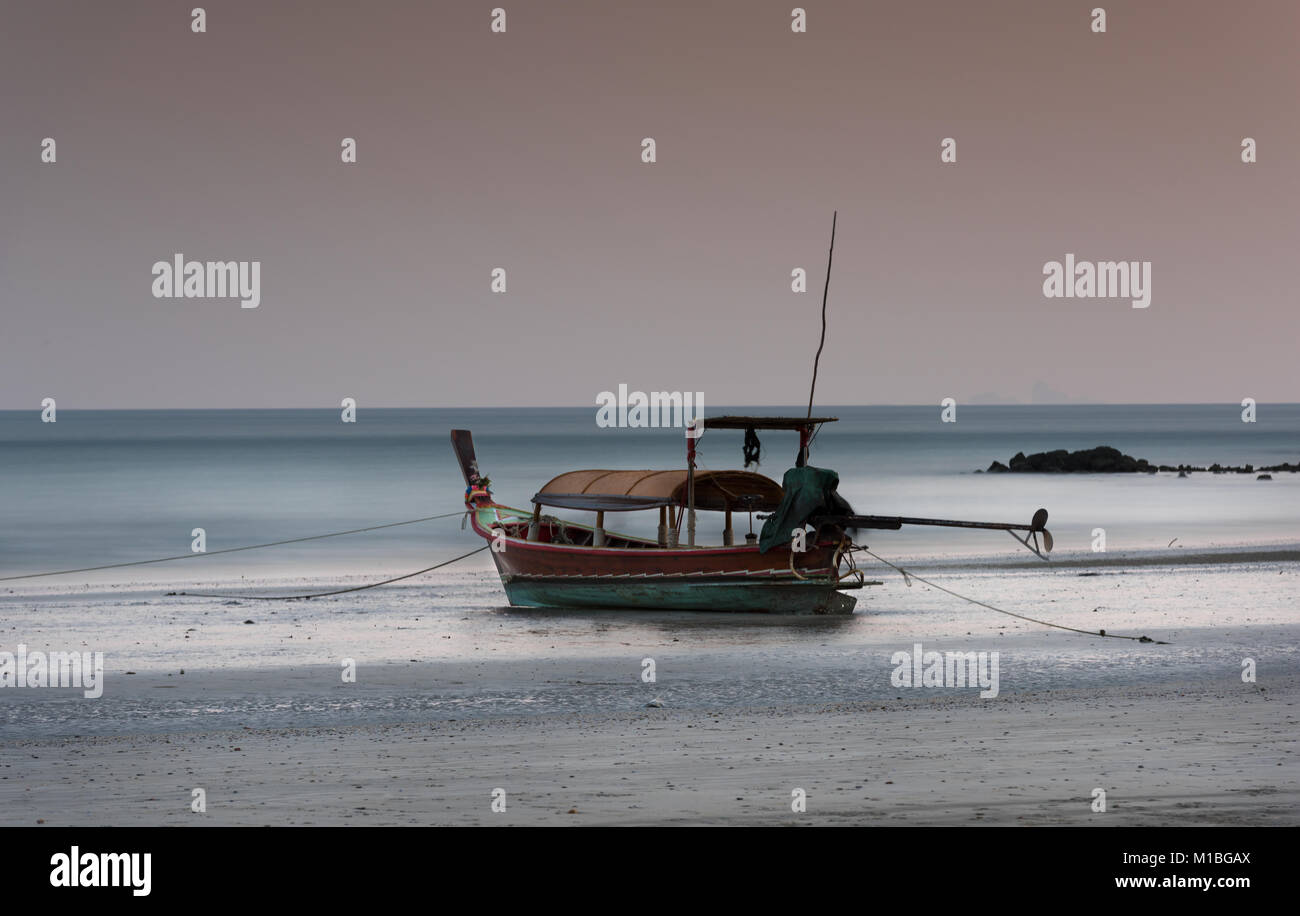 Ko Lanta Strand und Fischerboot, Thailand Stockfoto
