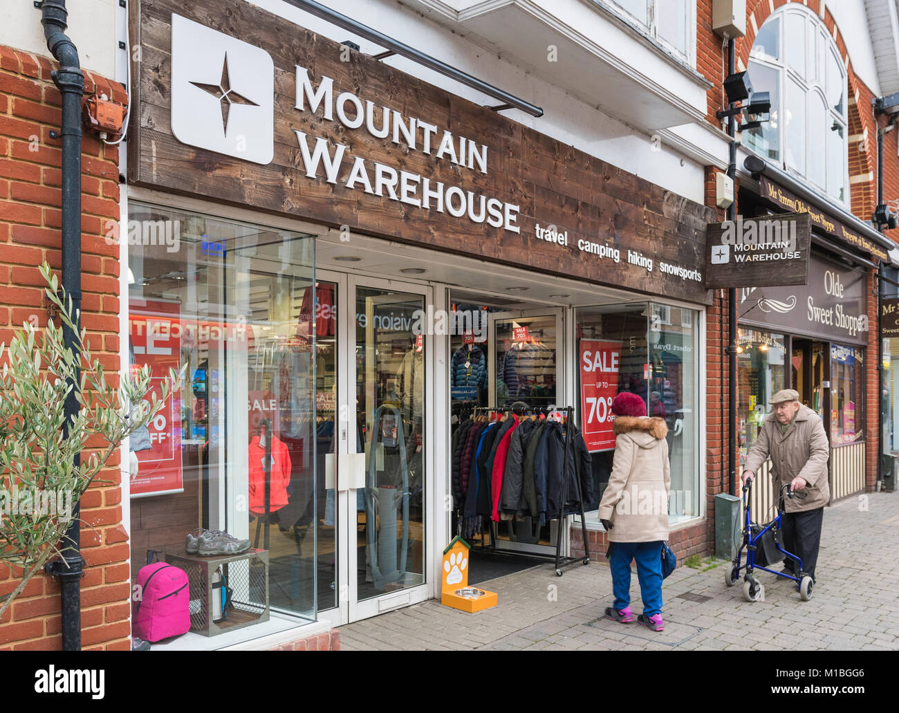 Mountain Warehouse store Front Eingang in Petersfield, Hampshire, England, UK. Shop vor. Stockfoto