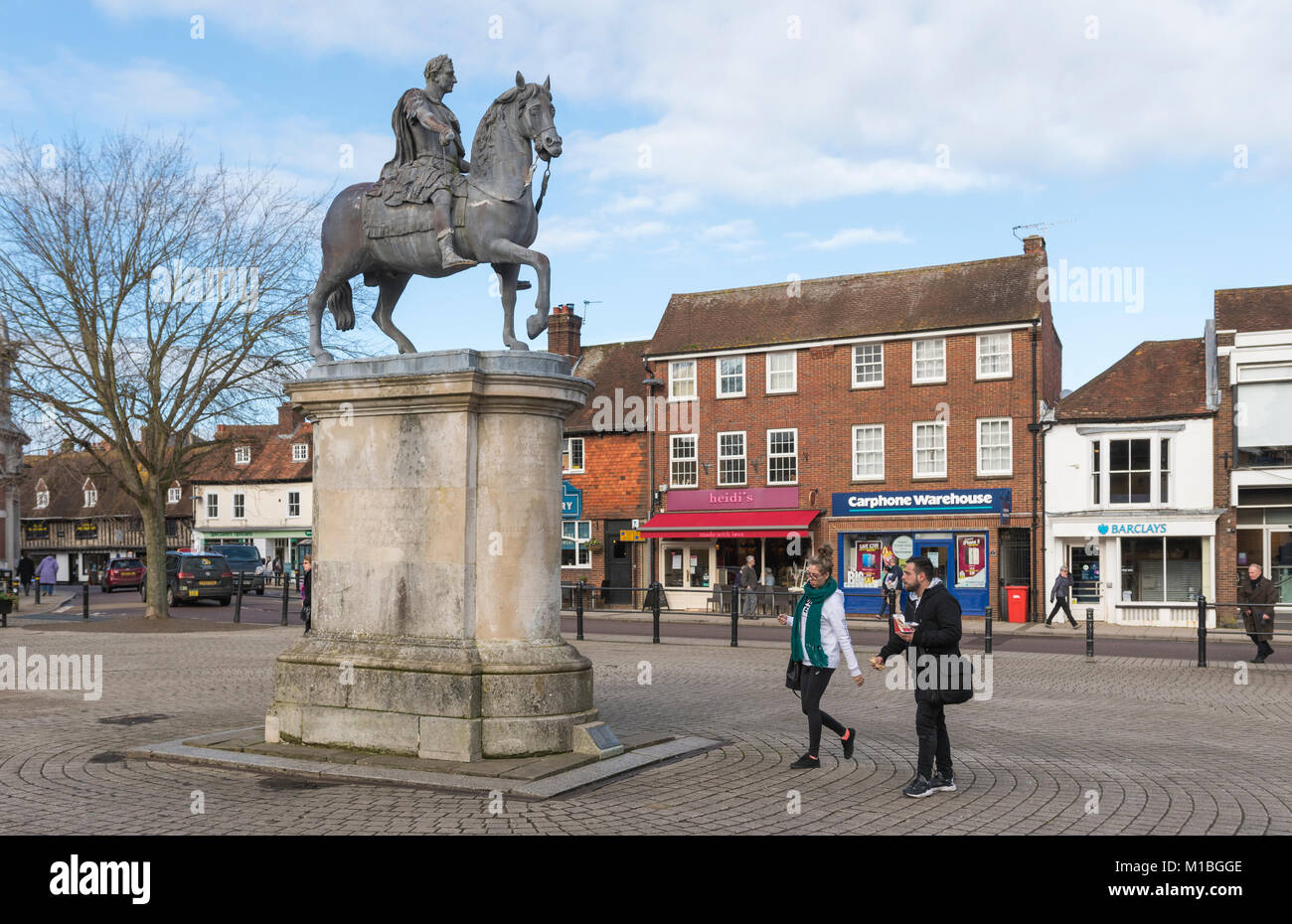 Statue von König William III. auf einem Pferd auf einem Steinsockel in der Stadt von Petersfield, Hampshire, England, UK. Stockfoto