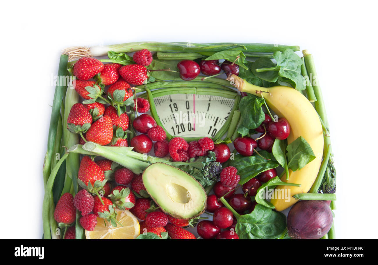 Waagen von Obst und Gemüse über einem weißen Hintergrund Stockfoto
