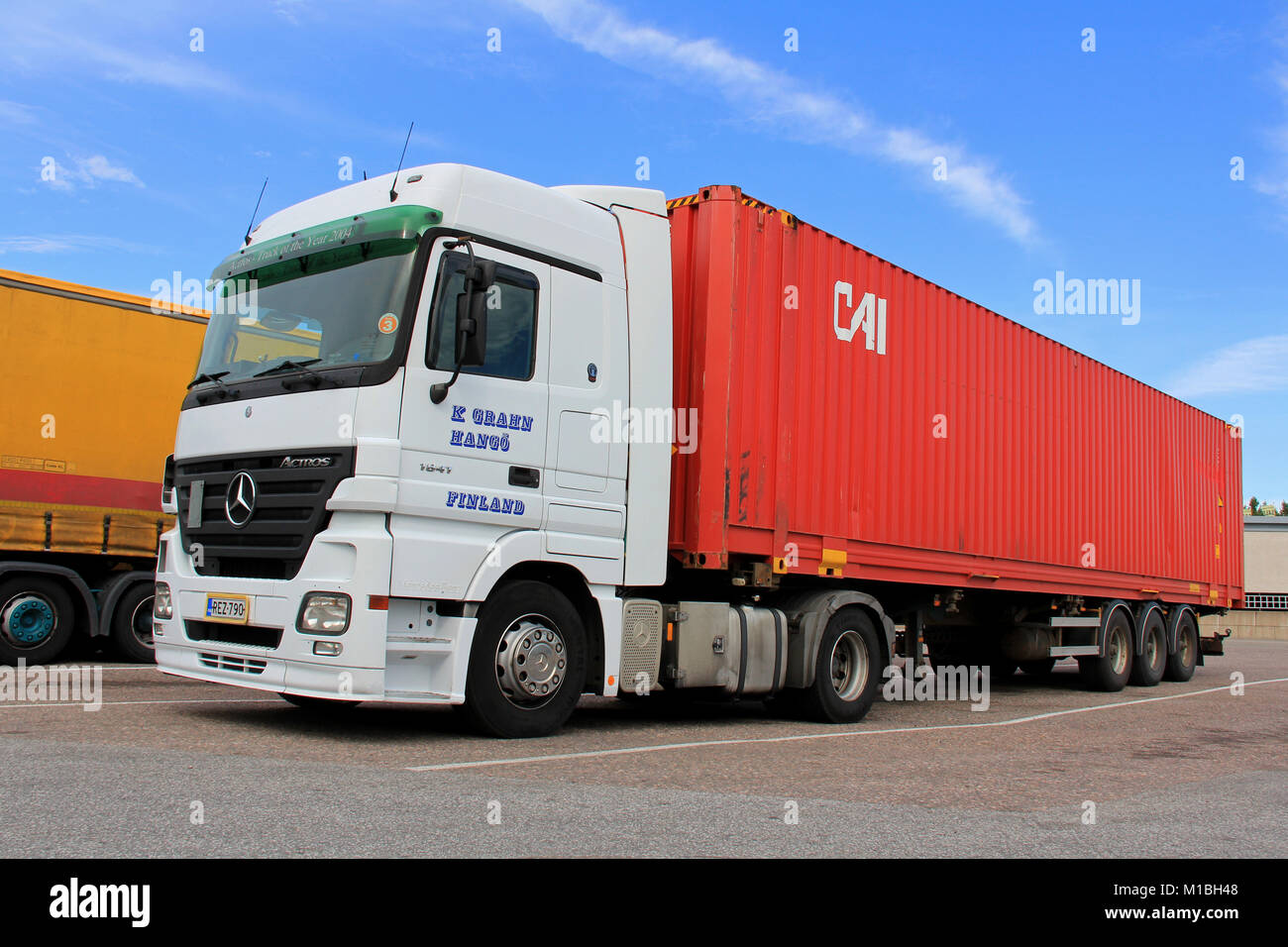 KARJAA, Finnland - 4. AUGUST 2013: Weiße Mercedes-Benz Actros Truck und Trailer am 4. August 2013 in Karjaa, Finnland. Mercedes-Benz Trucks bietet Zug Stockfoto